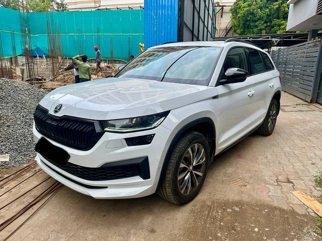 https://images10.gaadi.com/usedcar_image/4634118/original/08107ed0abbca9efe521768c623287ef.jpg?imwidth=6402