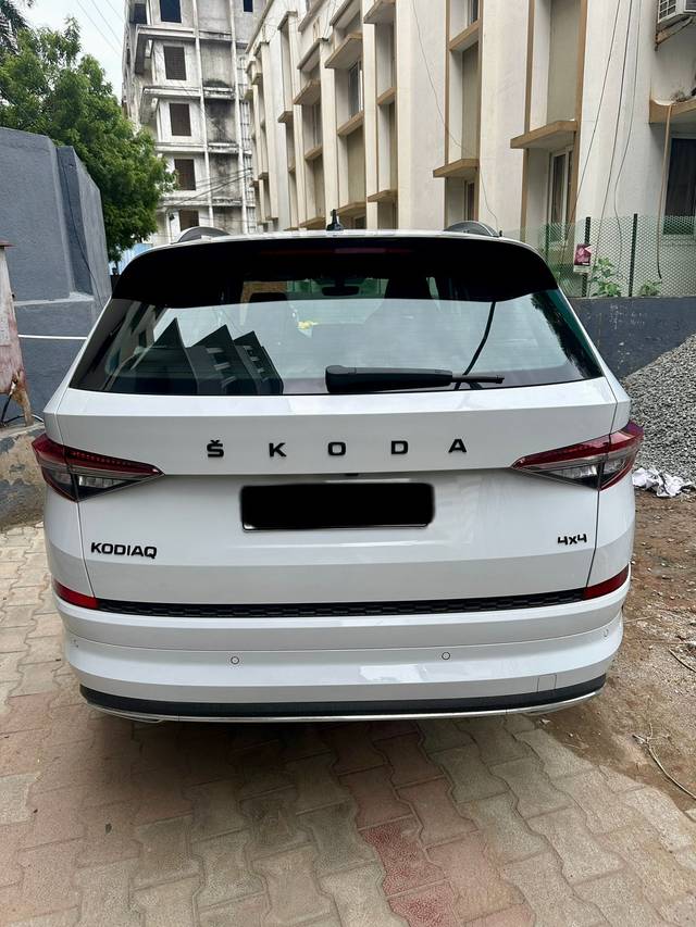 https://images10.gaadi.com/usedcar_image/4634118/original/122797487bcd9964675a41aaa97c97fd.jpg?imwidth=6401