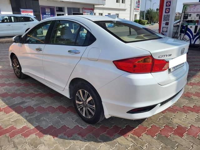 https://images10.gaadi.com/usedcar_image/4634122/original/processed_33365dd303b2b4ab00e20a7921229942.jpg?imwidth=6402