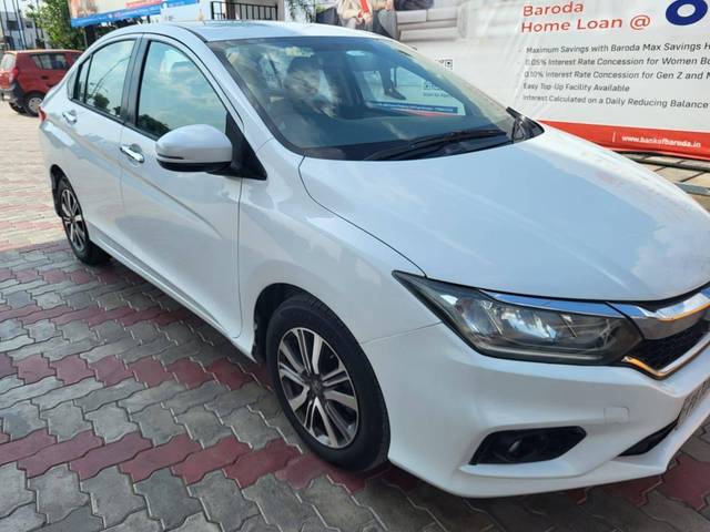 https://images10.gaadi.com/usedcar_image/4634122/original/processed_96e880df2278b66ad2fde5e6bb956844.jpg?imwidth=6400