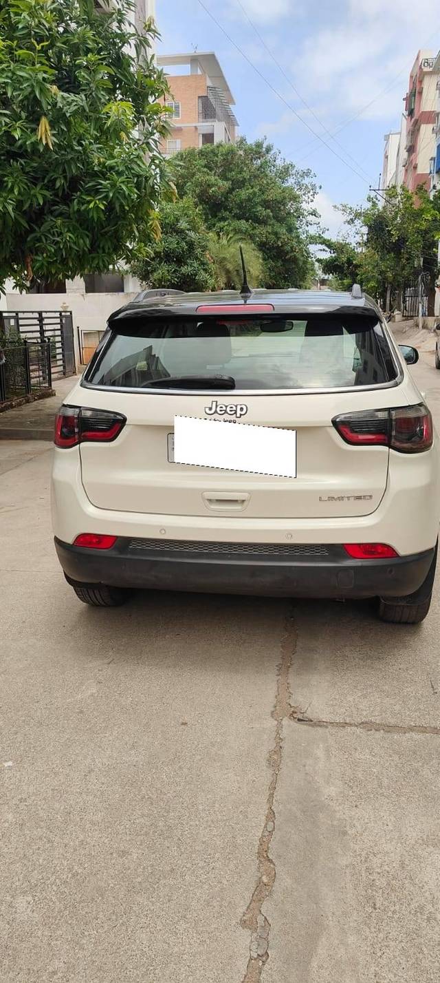 https://images10.gaadi.com/usedcar_image/4634128/original/processed_7f2f010cc46629e59e3c8dc453c1ccda.jpg?imwidth=6402