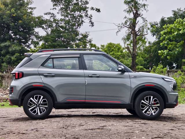 https://images10.gaadi.com/usedcar_image/4634160/original/d7fab33feb2829c3bfe2e37f36123b0d.jpg?imwidth=6401