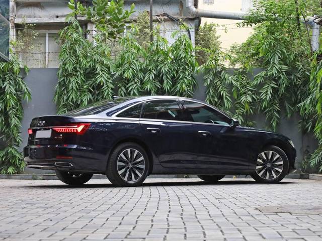 https://images10.gaadi.com/usedcar_image/4634273/original/processed_6b43a14e86c4011b1b6e74e9be5557e4.jpg?imwidth=6402