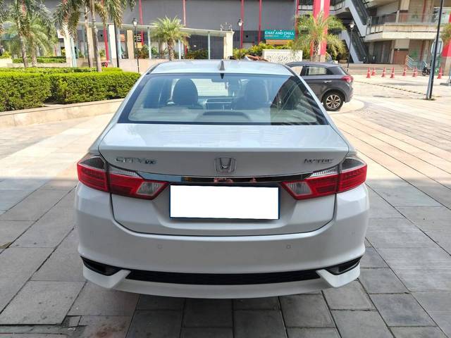 https://images10.gaadi.com/usedcar_image/4634352/original/processed_6f812c5c9c7a88f18e9c6cd988be803c.jpg?imwidth=6402