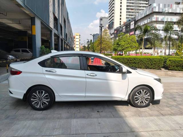https://images10.gaadi.com/usedcar_image/4634352/original/processed_8f4112220eedf7c25ced15916502b91c.jpg?imwidth=6401