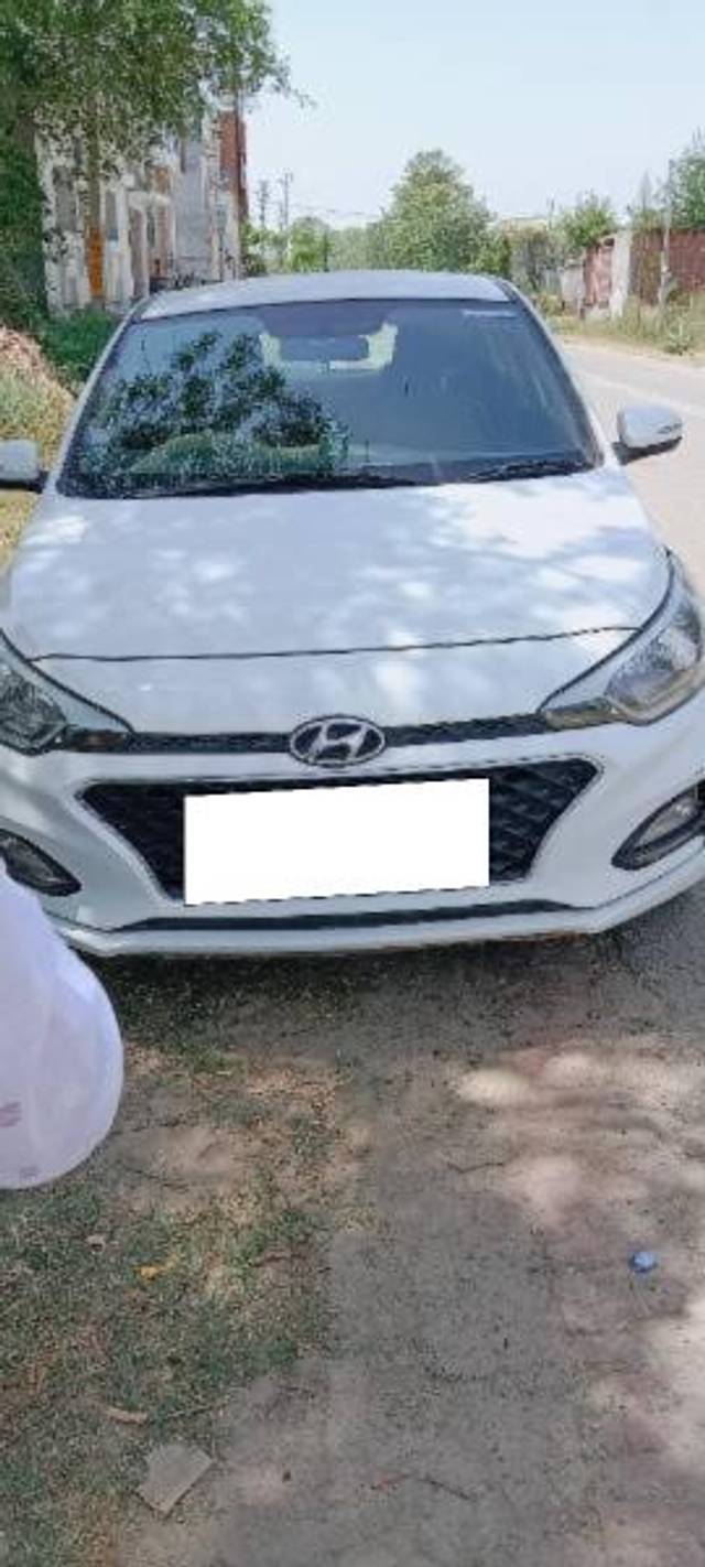 https://images10.gaadi.com/usedcar_image/4634487/original/processed_f22340fa-d6a3-47f1-abb7-570124b76bc3.jpg?imwidth=6401