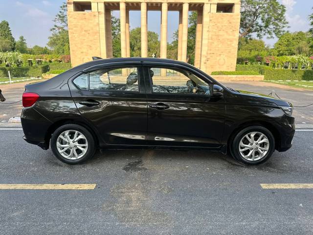 https://images10.gaadi.com/usedcar_image/4634509/original/e2b9e226674631d5c8c3b5ff39f0d071.jpg?imwidth=6401
