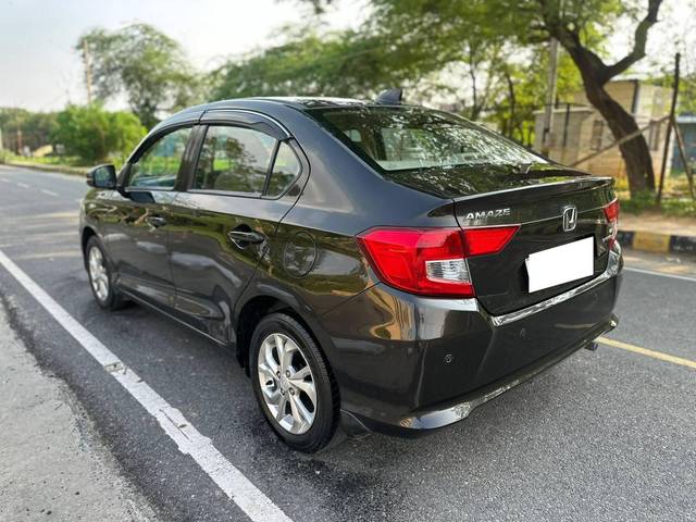 https://images10.gaadi.com/usedcar_image/4634509/original/processed_ceec1b9ea429645171ad5052f2a804ce.jpg?imwidth=6402