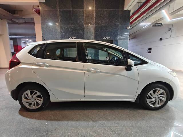 https://images10.gaadi.com/usedcar_image/4634581/original/processed_eb9c5b1b84deb24f0281997f5b473779.jpg?imwidth=6402