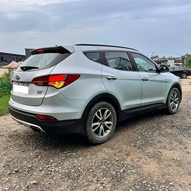 https://images10.gaadi.com/usedcar_image/4634598/original/processed_979e73b51e144bc554cfc68f39a0b8d5.jpg?imwidth=6402