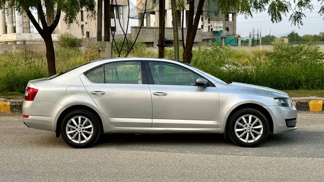 https://images10.gaadi.com/usedcar_image/4634619/original/5629f9d7ef9da989d818e8259b41c608.jpg?imwidth=6401