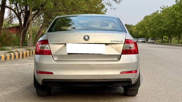 https://images10.gaadi.com/usedcar_image/4634619/original/processed_ac1b0bb22a1220f8cb4d3375aacf600f.jpg?imwidth=6402