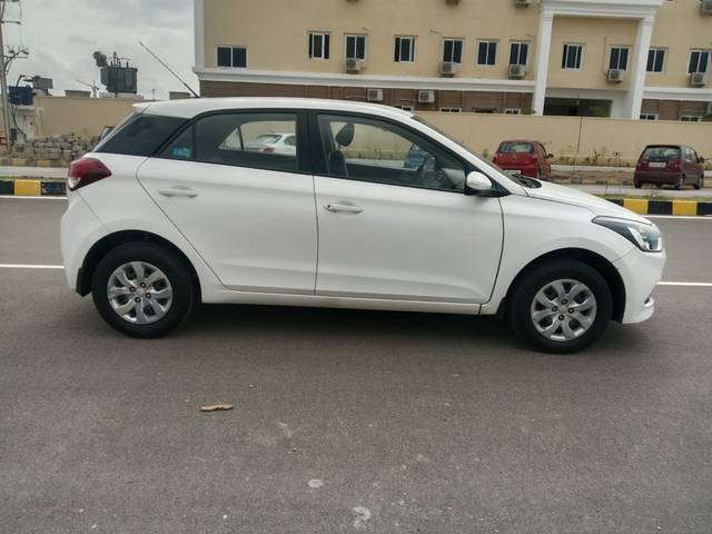 https://images10.gaadi.com/usedcar_image/4634623/original/d4adeafde4bc81b9de3a430daf9e12aa.jpg?imwidth=6401