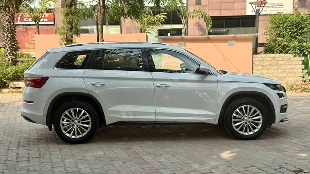 https://images10.gaadi.com/usedcar_image/4634642/original/processed_46db1b8d503b4485f3b0b32a2cc8bcd1.jpg?imwidth=6401