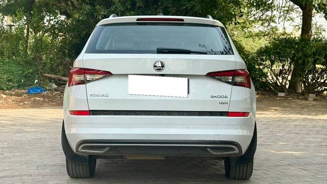 https://images10.gaadi.com/usedcar_image/4634642/original/processed_6fccb0bc75f8ee9bf1c4efcdf9b9c579.jpg?imwidth=6402