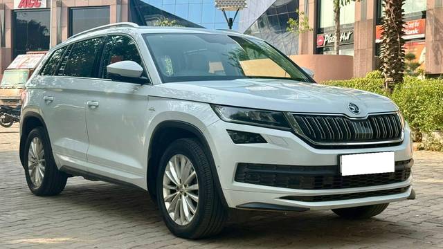 https://images10.gaadi.com/usedcar_image/4634642/original/processed_79a4bd3d0a2d7a227b0bceaea0e20e42.jpg?imwidth=6400