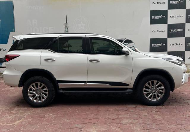 https://images10.gaadi.com/usedcar_image/4634649/original/processed_124653d48bda1007ca7b762ac71e3e46.jpg?imwidth=6401