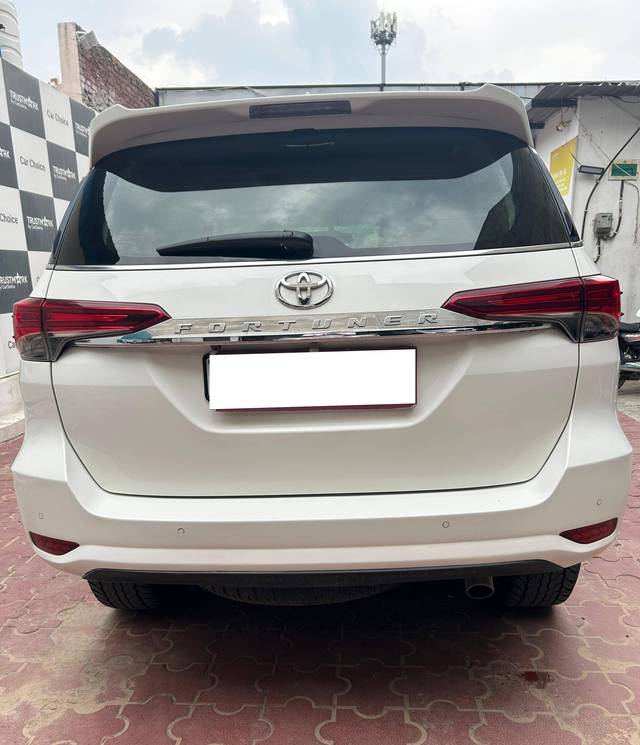 https://images10.gaadi.com/usedcar_image/4634649/original/processed_ea73c5da1ab9451291c9581d1036f83f.jpg?imwidth=6402