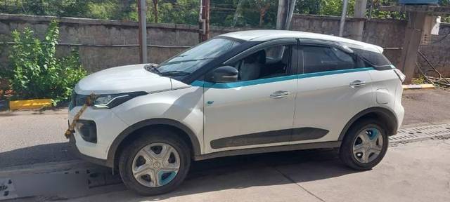 https://images10.gaadi.com/usedcar_image/4634659/original/processed_a03274d3-fbf5-4afa-9d6a-327652bbc166.jpg?imwidth=6400