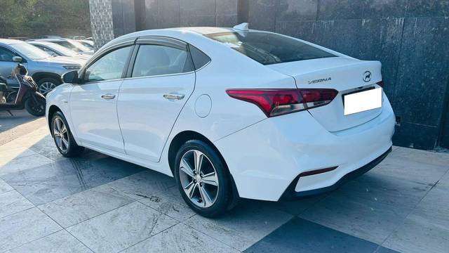 https://images10.gaadi.com/usedcar_image/4634729/original/processed_3ac7a1e8c32cdcd05b52af182cf16c41.jpg?imwidth=6402