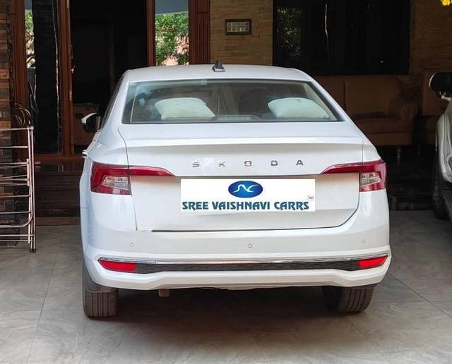 https://images10.gaadi.com/usedcar_image/4634742/original/processed_40f858c8bb46b385089c118d2d358729.jpg?imwidth=6401
