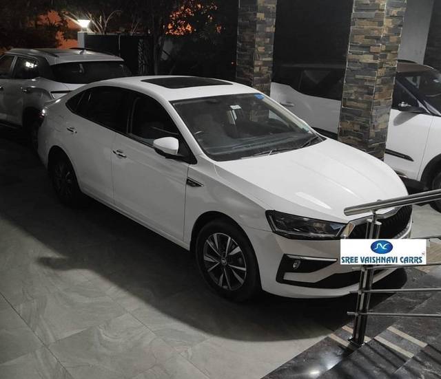 https://images10.gaadi.com/usedcar_image/4634742/original/processed_797e3b4f67b5ee05e95bf32506e866ac.jpg?imwidth=6400