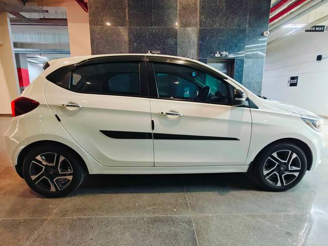 https://images10.gaadi.com/usedcar_image/4634774/original/processed_b8a846b70d8b083a858a299c8ae6aa14.jpg?imwidth=6401