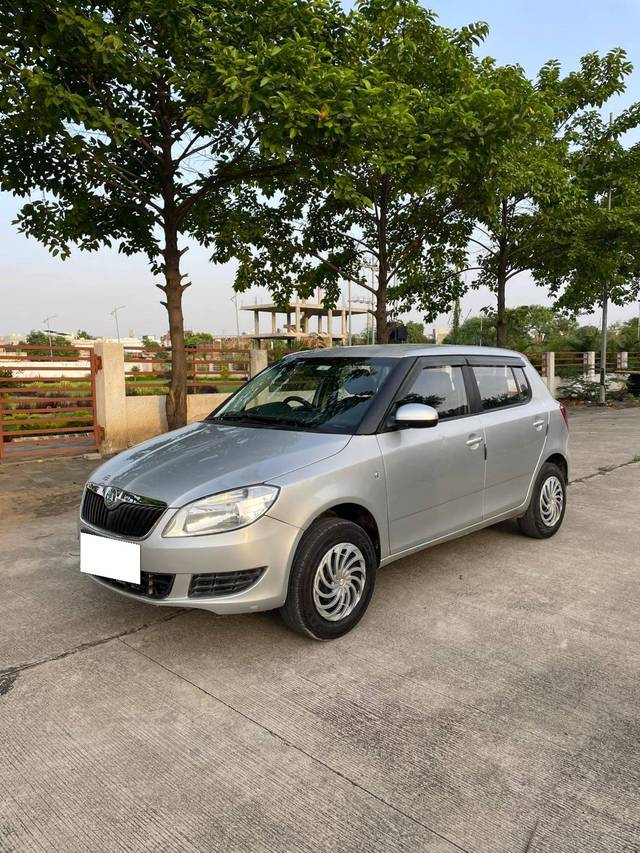 https://images10.gaadi.com/usedcar_image/4634918/original/processed_6a12a0f18d6be09e9b10077f79e9c202.jpg?imwidth=6402