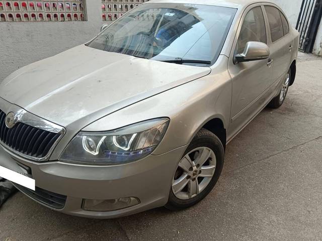 https://images10.gaadi.com/usedcar_image/4634927/original/processed_ddf8a92fcfba431cc1c757f42fc58884.jpg?imwidth=6402