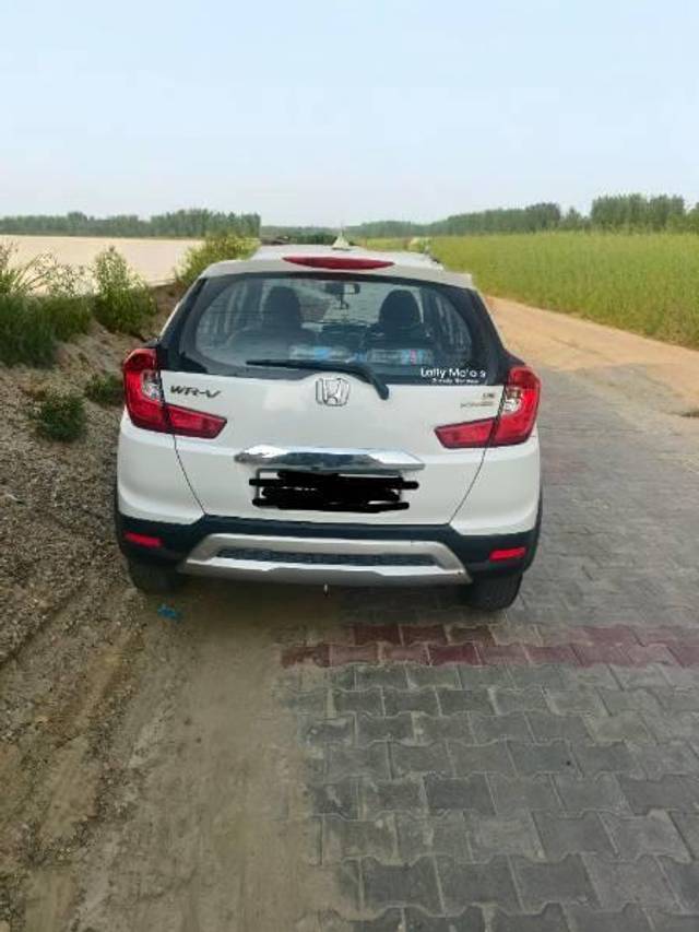 https://images10.gaadi.com/usedcar_image/4634946/original/processed_b7ce0e41-753a-41d0-b86c-8f2dffa3b110.jpg?imwidth=6402