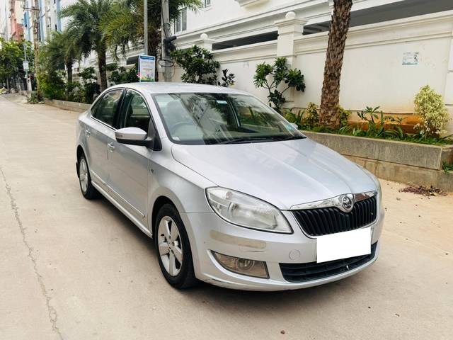 https://images10.gaadi.com/usedcar_image/4635022/original/processed_83cdc80e2521ebdb9276509a3af6cccc.jpg?imwidth=6400