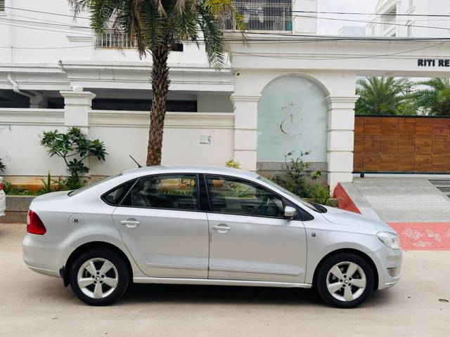 https://images10.gaadi.com/usedcar_image/4635022/original/processed_e19c90c56791cc9eda185b451b6fc69a.jpg?imwidth=6401