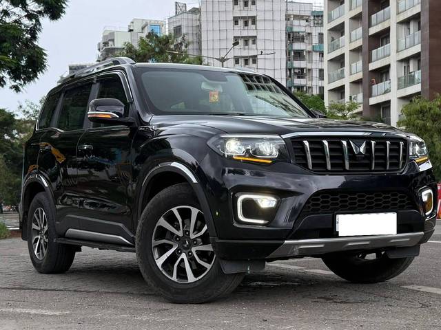 https://images10.gaadi.com/usedcar_image/4635055/original/processed_d41f72c9bf41f8f8a3162b6e45a94731.jpg?imwidth=6400