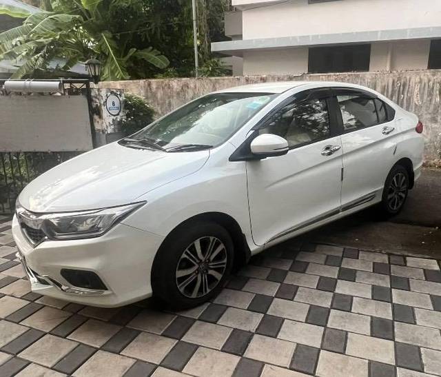 https://images10.gaadi.com/usedcar_image/4635095/original/processed_427a6327-ace2-4528-972e-495754c9671a.jpeg?imwidth=6400