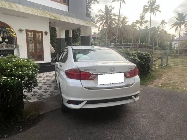 https://images10.gaadi.com/usedcar_image/4635095/original/processed_a4c74be4-e596-4910-ac4a-3321114cb9ad.jpeg?imwidth=6402