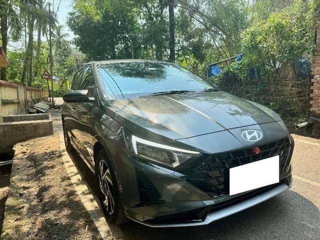https://images10.gaadi.com/usedcar_image/4635382/original/processed_e23dc9c0-7df7-4511-a954-930579db617f.jpeg?imwidth=6400