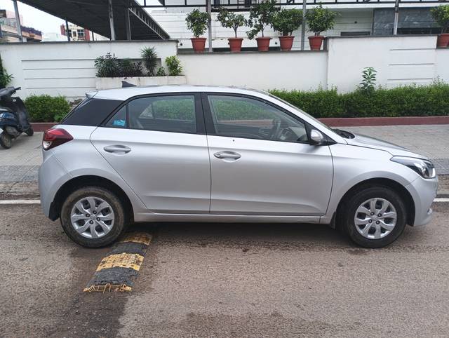 https://images10.gaadi.com/usedcar_image/4635420/original/269515fa229396b855f260ec5126dacc.jpg?imwidth=6401