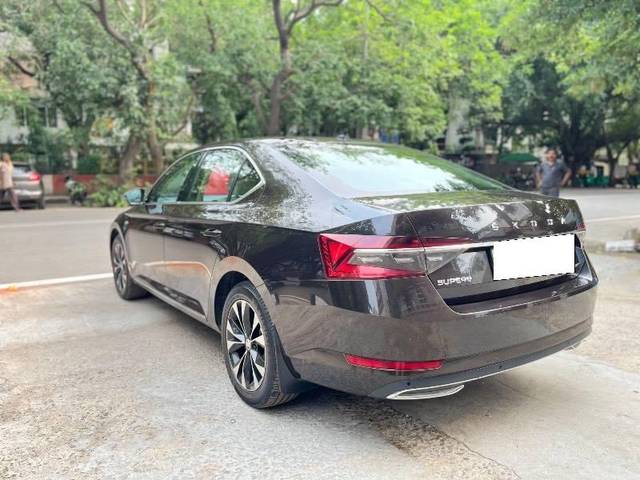 https://images10.gaadi.com/usedcar_image/4635464/original/processed_4ba74a0c-52af-4eae-a7b7-084eb0c8bb08.jpeg?imwidth=6402
