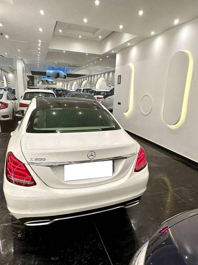 https://images10.gaadi.com/usedcar_image/4635476/original/processed_d8ba73cf5993aea54e74a69d679347d8.jpg?imwidth=6401