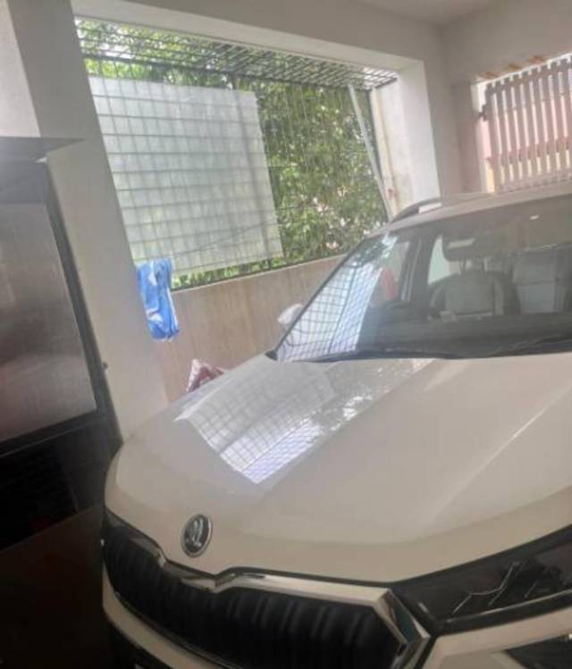 https://images10.gaadi.com/usedcar_image/4635733/original/processed_5373c64c-5f02-4370-b5ec-32ecd2f567dc.jpg?imwidth=6401