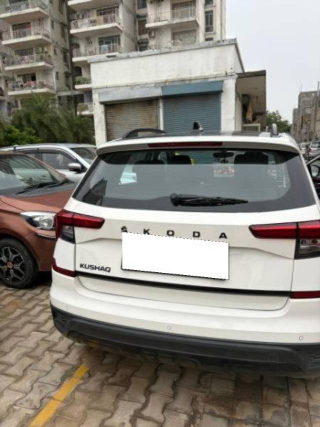 https://images10.gaadi.com/usedcar_image/4635735/original/processed_6887f5ab-4447-488f-9d22-4a0466403822.jpg?imwidth=6401