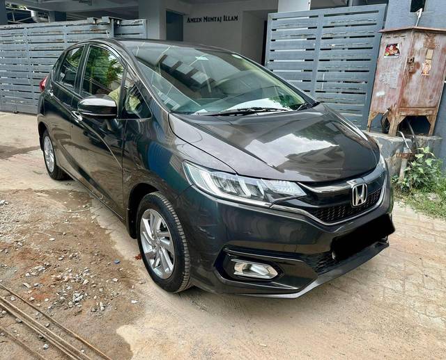 https://images10.gaadi.com/usedcar_image/4635871/original/processed_9b7859a4e3a264dd7a3f7c8a19516e74.jpg?imwidth=6400