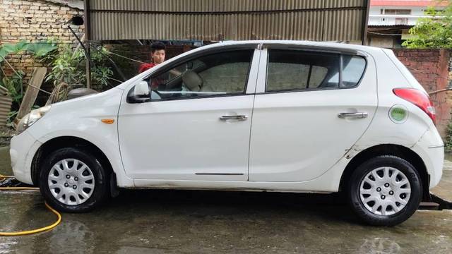 https://images10.gaadi.com/usedcar_image/4635878/original/processed_e6a0b072-a578-43e6-9e2e-f6bfc6aa0269.jpg?imwidth=6402
