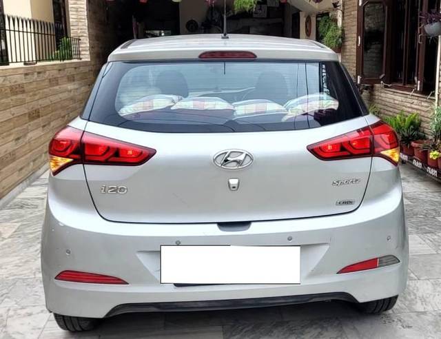 https://images10.gaadi.com/usedcar_image/4635892/original/processed_488e7dea-5f0f-45aa-bfa0-007201b998f1.jpg?imwidth=6402