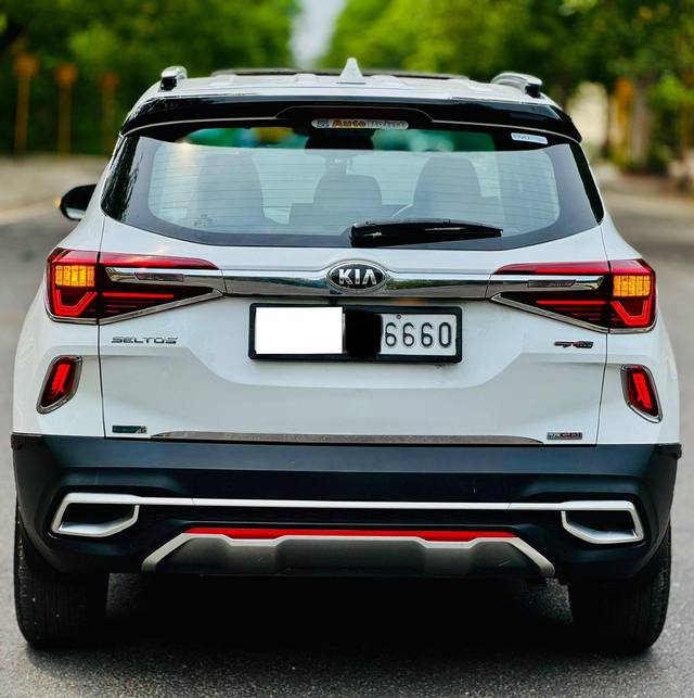 https://images10.gaadi.com/usedcar_image/4635898/original/processed_4b7ea83e1e211c4ddea46b2c4195fcfb.jpg?imwidth=6402
