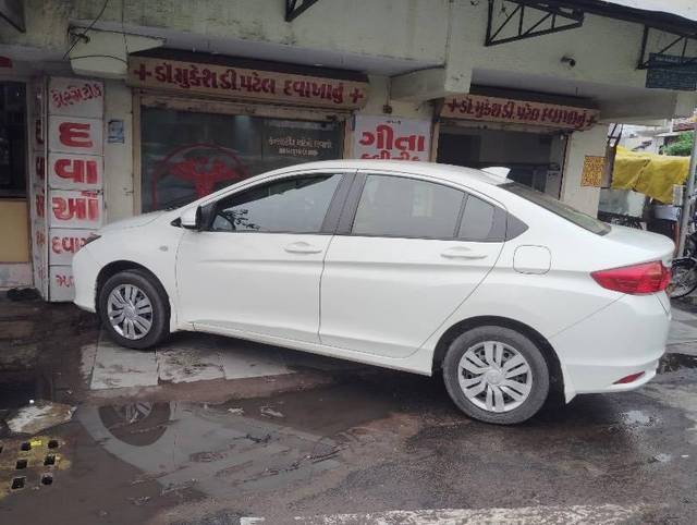 https://images10.gaadi.com/usedcar_image/4635905/original/processed_eeb2cee6-1e7e-441b-a5a1-9959329fa6bd.jpeg?imwidth=6402