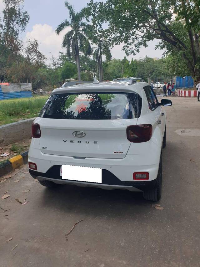 https://images10.gaadi.com/usedcar_image/4635919/original/processed_8b1ad31b69faf613bda4a8e66f479232.jpg?imwidth=6402
