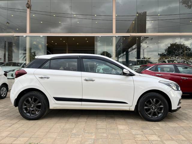 https://images10.gaadi.com/usedcar_image/4635920/original/06c9e6964b18aaa54f3f902de52db37f.jpg?imwidth=6401