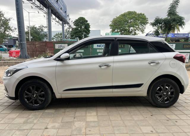 https://images10.gaadi.com/usedcar_image/4635920/original/processed_53d61f7f7890d55eea5bce4d8da1cc44.jpg?imwidth=6402
