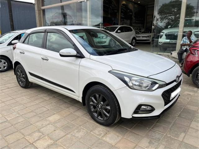 https://images10.gaadi.com/usedcar_image/4635920/original/processed_a5903abde03c4ab2707e500826d9cc44.jpg?imwidth=6400